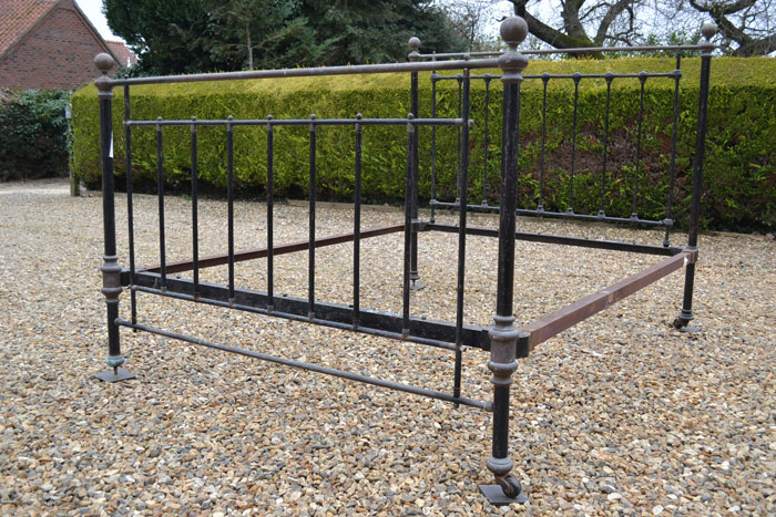Antique brass and iron king size 5ft beds and victorian bedsteads